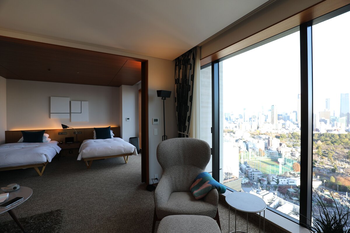 THE AOYAMA GRAND HOTEL　246 SUITE TWIN：窓から見下ろした街並みと建物、交差点の風景