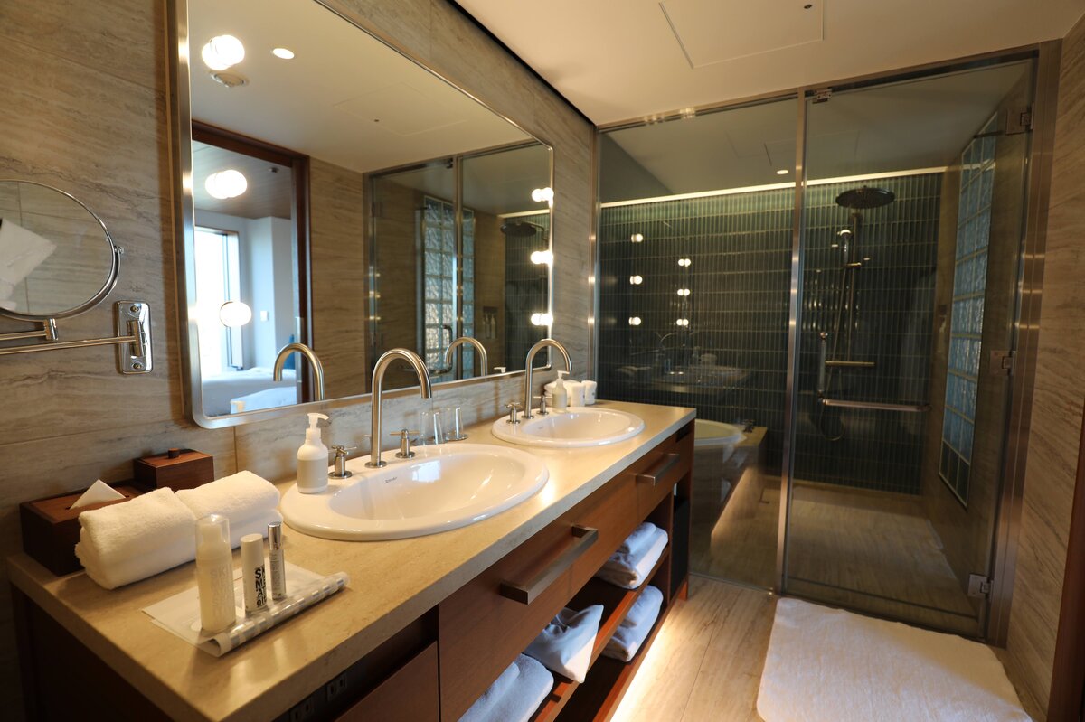 SHIKAKU／THE AOYAMA GRAND HOTEL：ステーキ、わさび、塩、青い皿