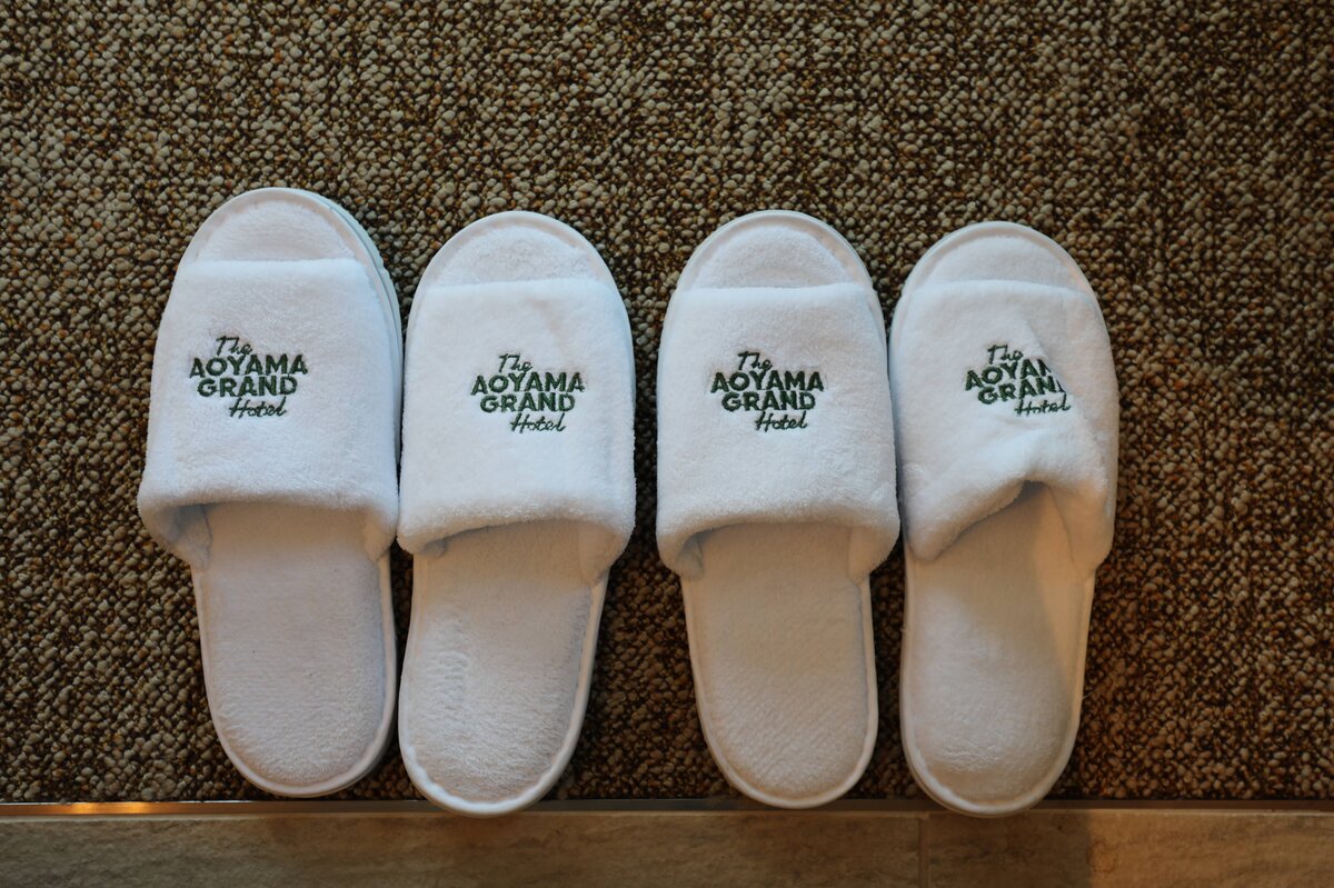 THE AOYAMA GRAND HOTEL　246 SUITE TWIN：ホテルの部屋、ベッド、ソファ、バスルーム