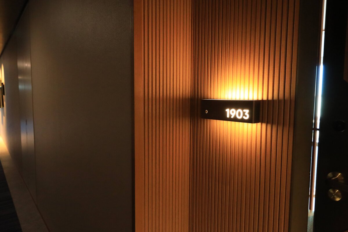 THE AOYAMA GRAND HOTEL　246 SUITE TWIN：ホテルの部屋の内装。ソファ、テレビ、テーブルがある。