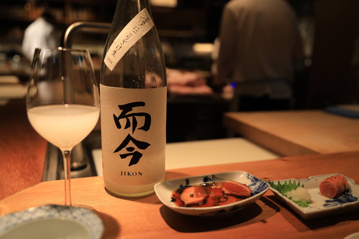 SHIKAKU／THE AOYAMA GRAND HOTEL：飲食店入り口ののれんと案内板