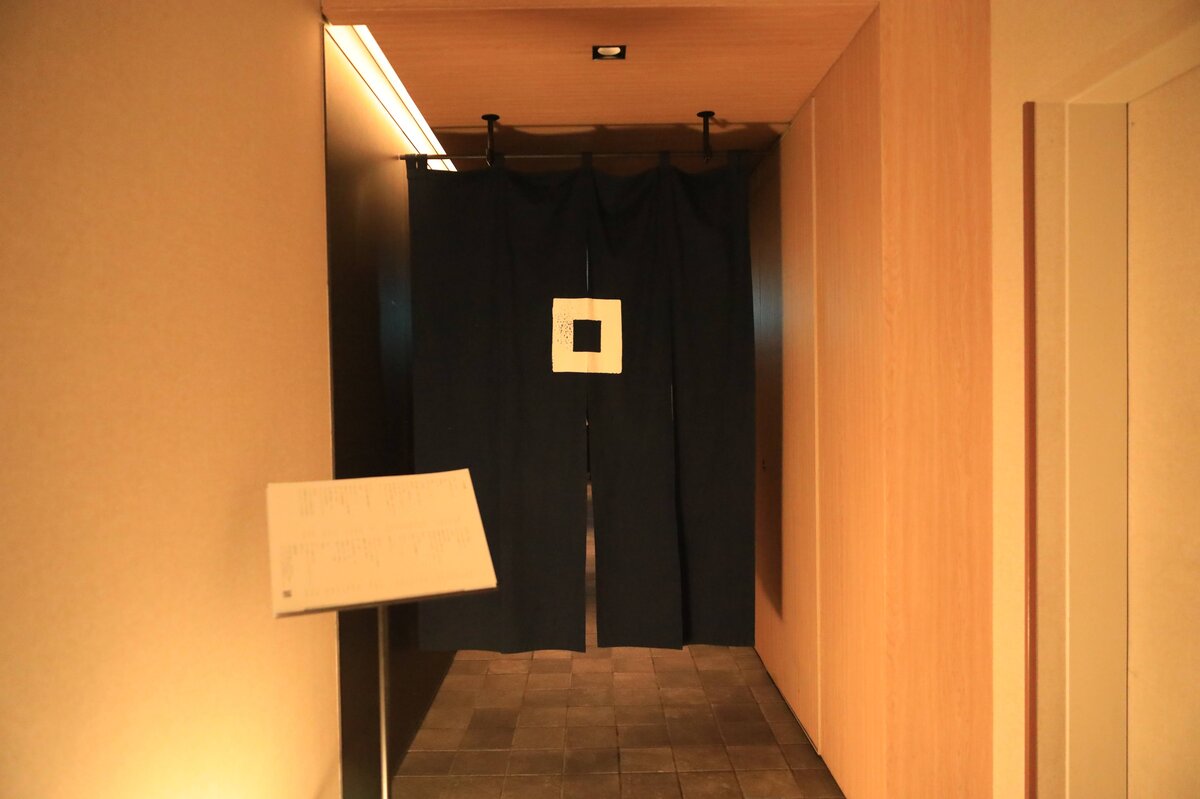 MILES CAFE SHOP, Honda Racing 2024 SEASON FINALE, Welcome Aoyama：複数のF1カーと店舗看板