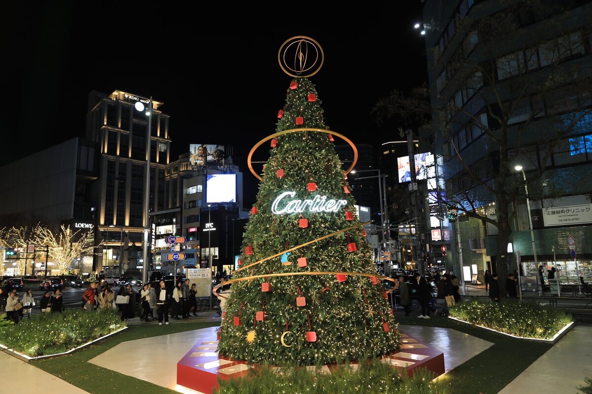 神宮銀杏並木　：並木道と車、人物