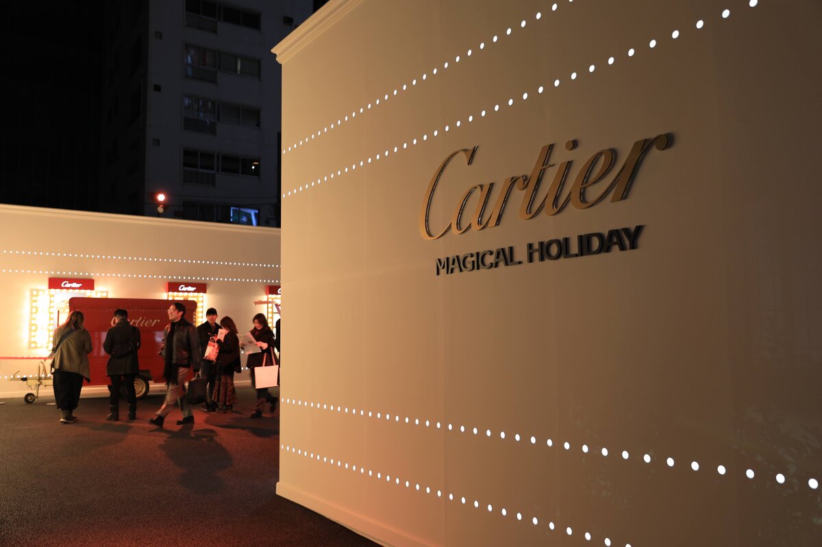 川上庵：バーカウンターと椅子、日本酒のボトル　そば店