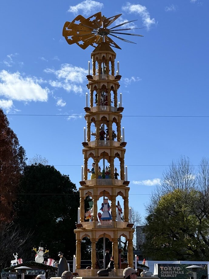 THE AOYAMA GRAND HOTEL　246 SUITE TWIN：ホテルの部屋、ベッドと椅子、窓からの風景
