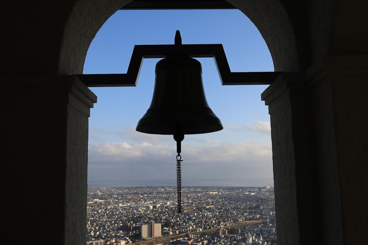 オークラアクトシティホテル浜松展望台：チャペルの内装。十字架と街並みが見える。