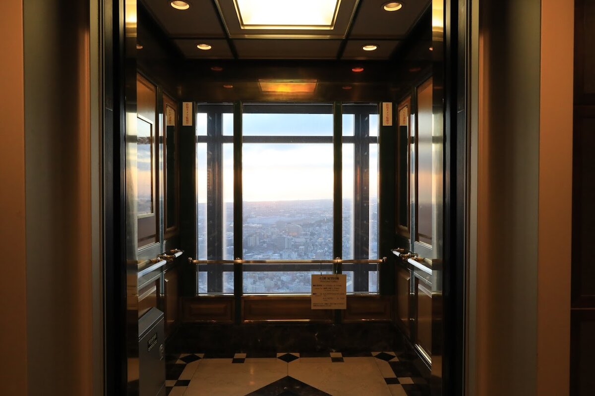 浜松餃子専門店 錦華：餃子の盛り合わせとタレ