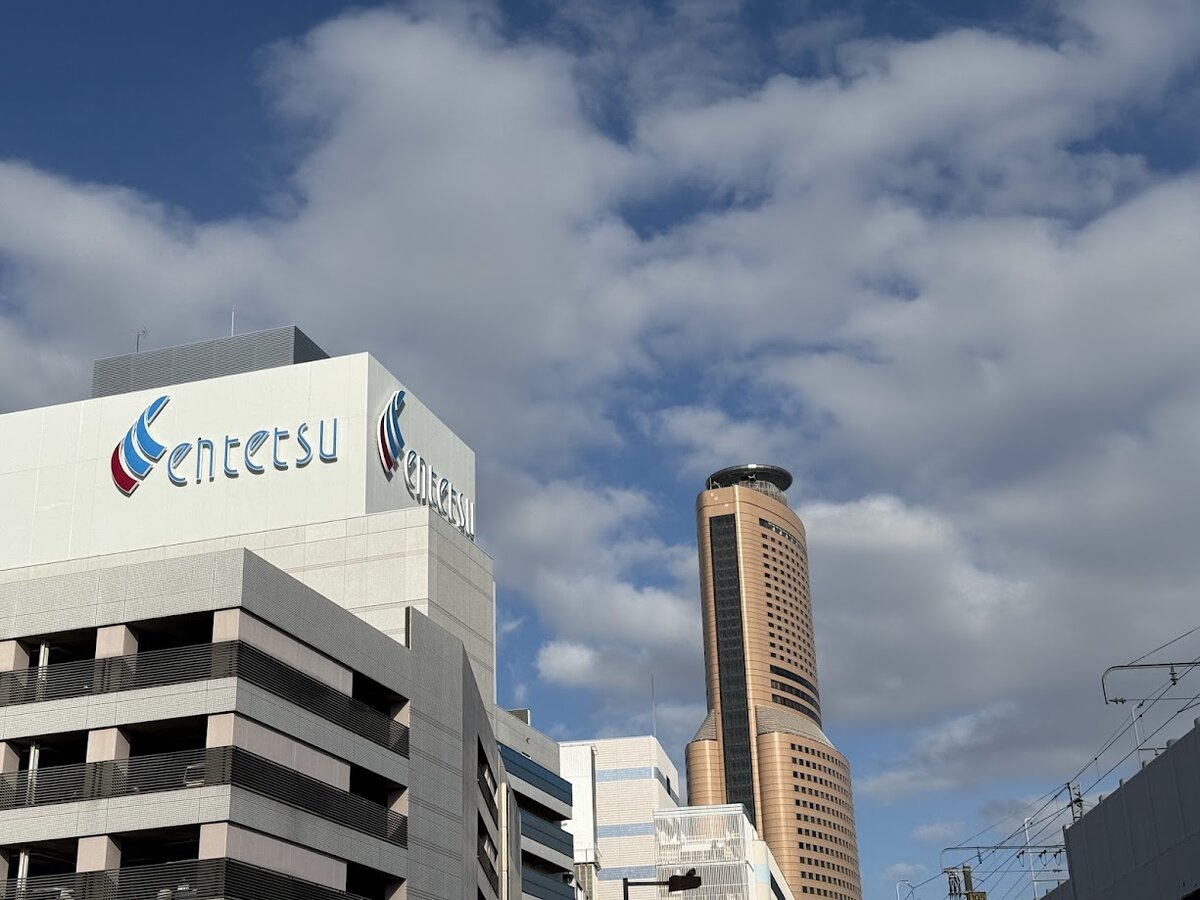 Centetsu:近鉄グループのビルと高層ビル、青空