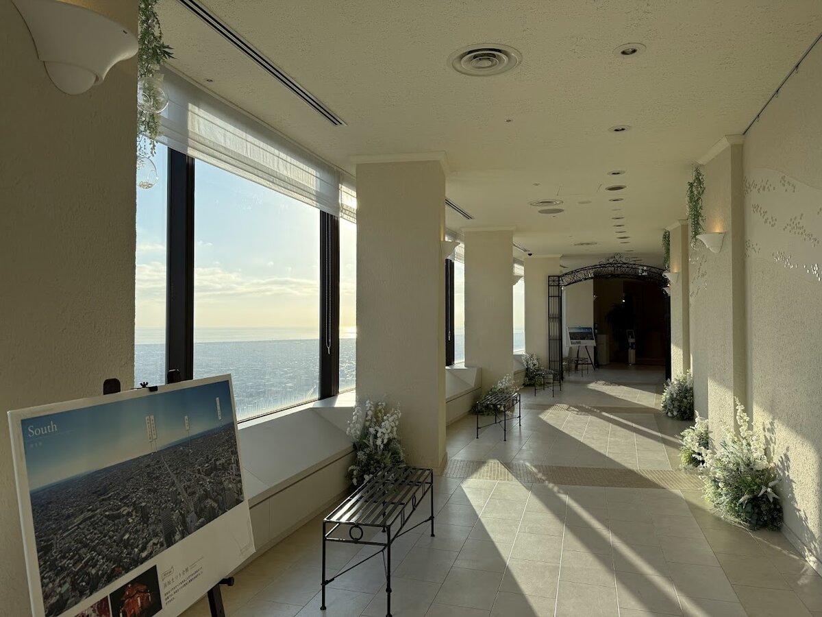 オークラアクトシティホテル浜松展望台:鐘と市街地の風景