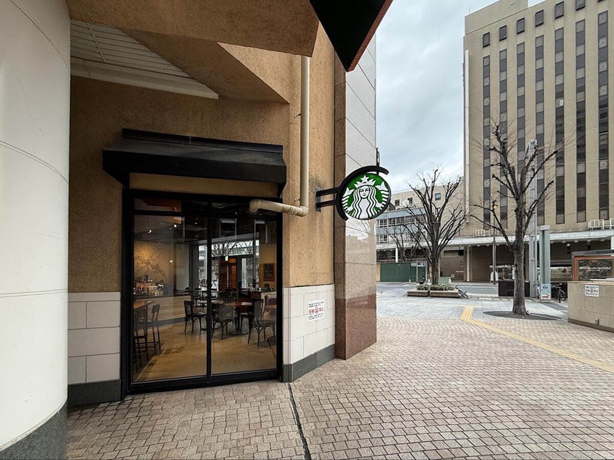 藤屋総本家 鴨江支店:うどん、ネギ、かまぼこ