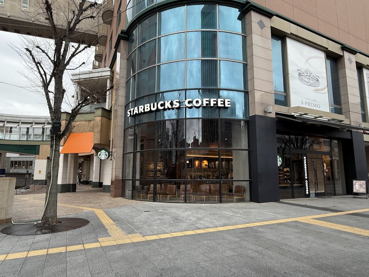 スターバックス コーヒー TSUTAYA 佐鳴台店:スターバックスコーヒーとTSUTAYAの入った建物