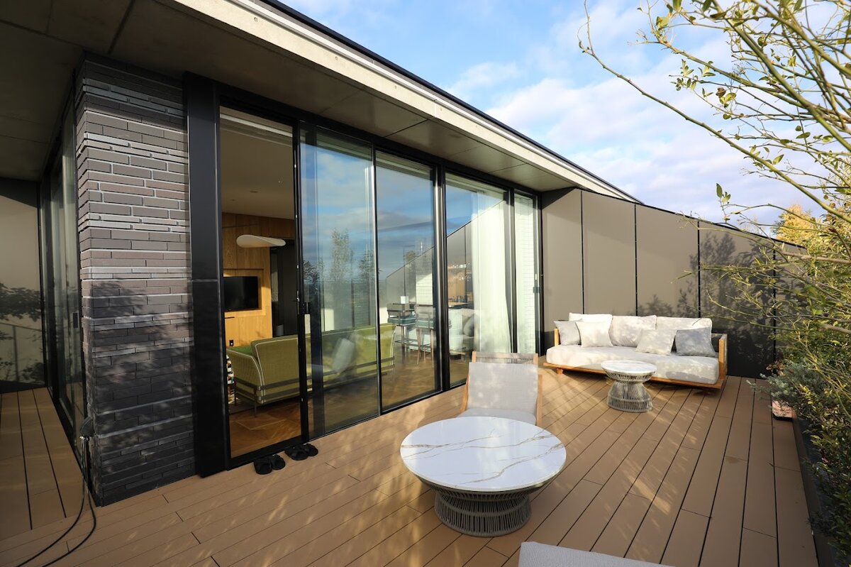 GREENITY IWATA：ホテルの洗面所と遠くの風景