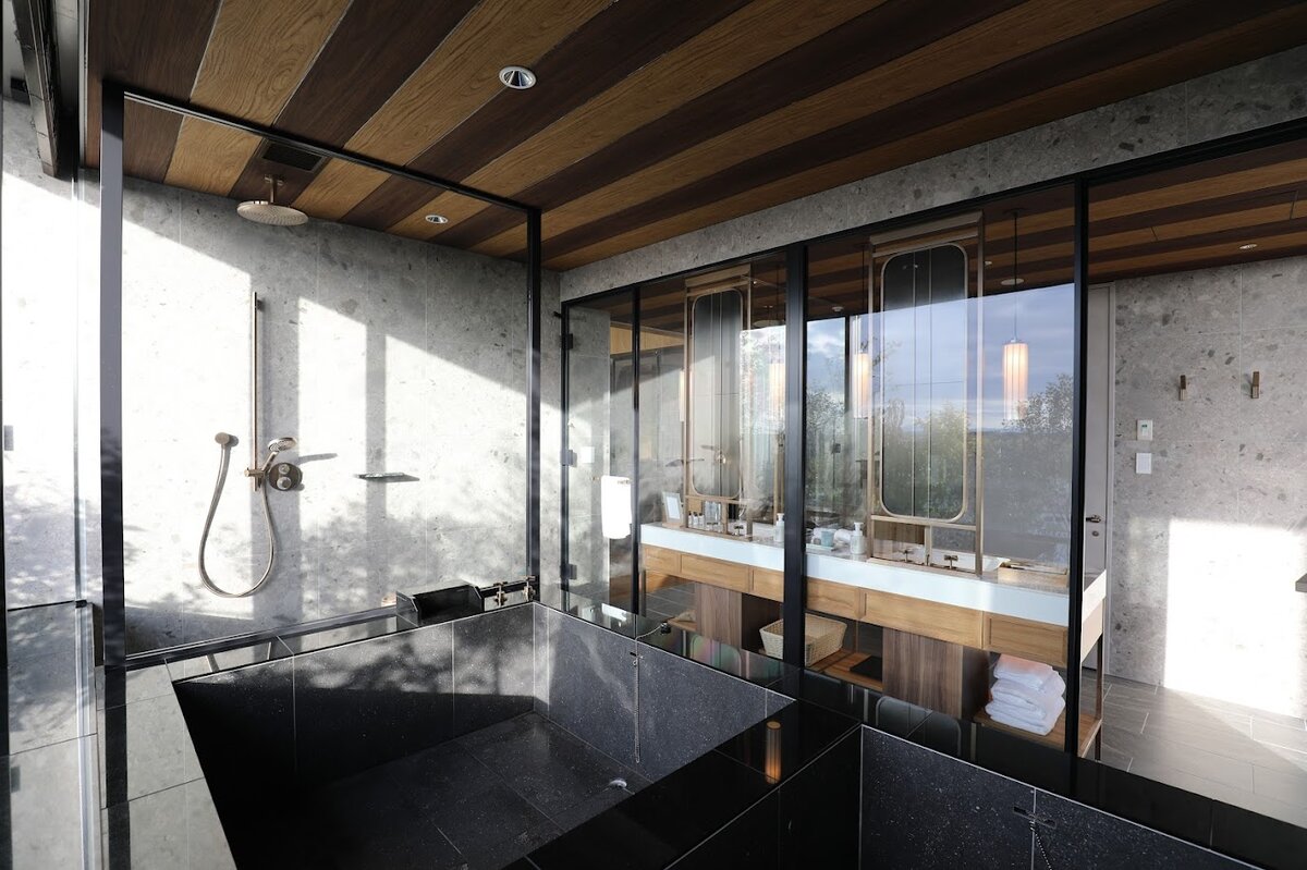 GREENITY IWATA：ホテルの部屋、洗面台とベッド