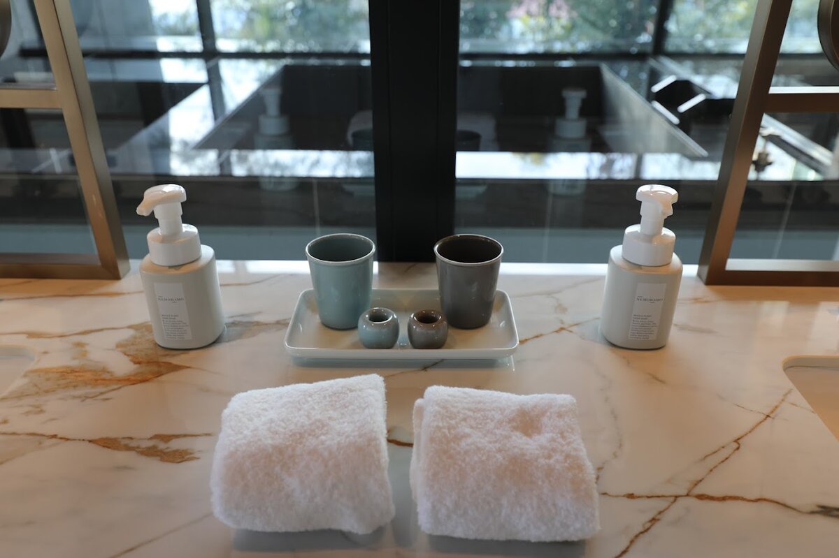 GREENITY IWATA：袋に入ったアメニティグッズとタオル