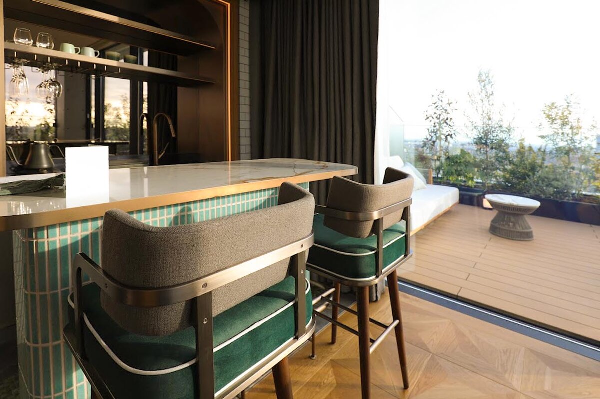 GREENITY IWATA：室内の浴槽と窓からの景色