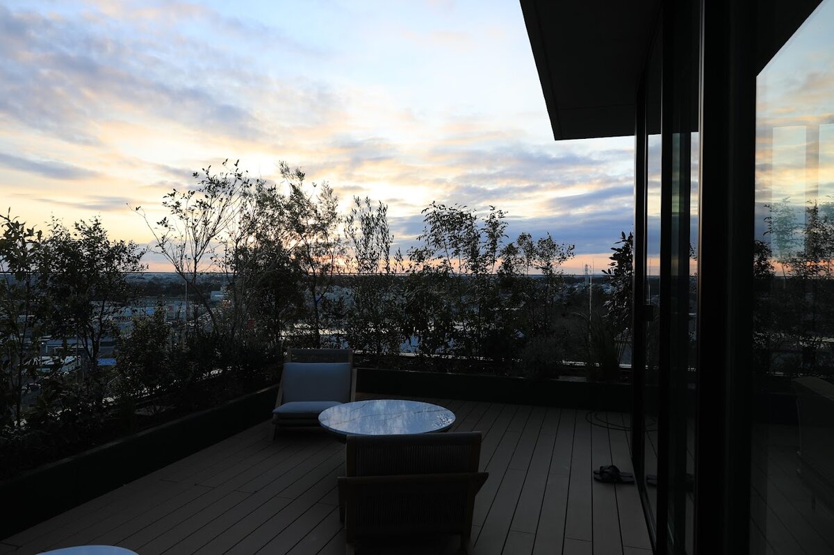 GREENITY IWATA：木の壁とベンチがある室内