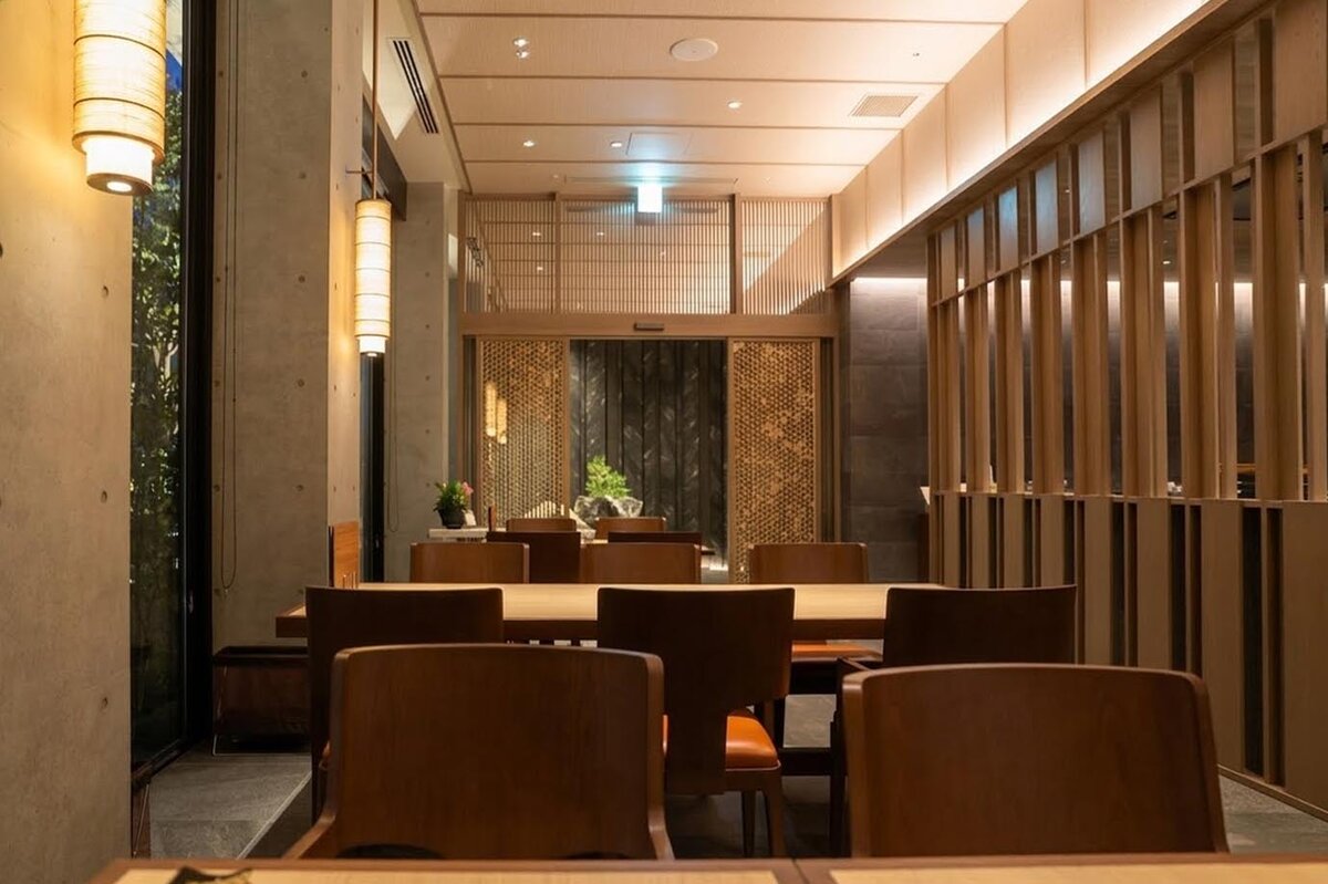 GREENITY IWATA：夜の建物の外観