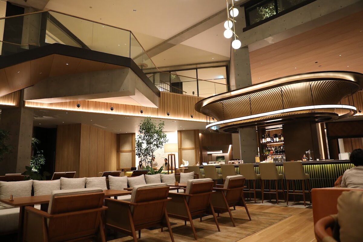 GREENITY IWATA Tokiwa（常盤）：日本酒の入った徳利とグラス