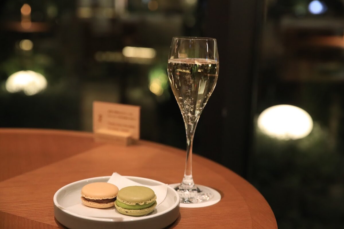 GREENITY IWATA Lounge & Bar：ホテルのロビー、バーカウンター、ソファ席