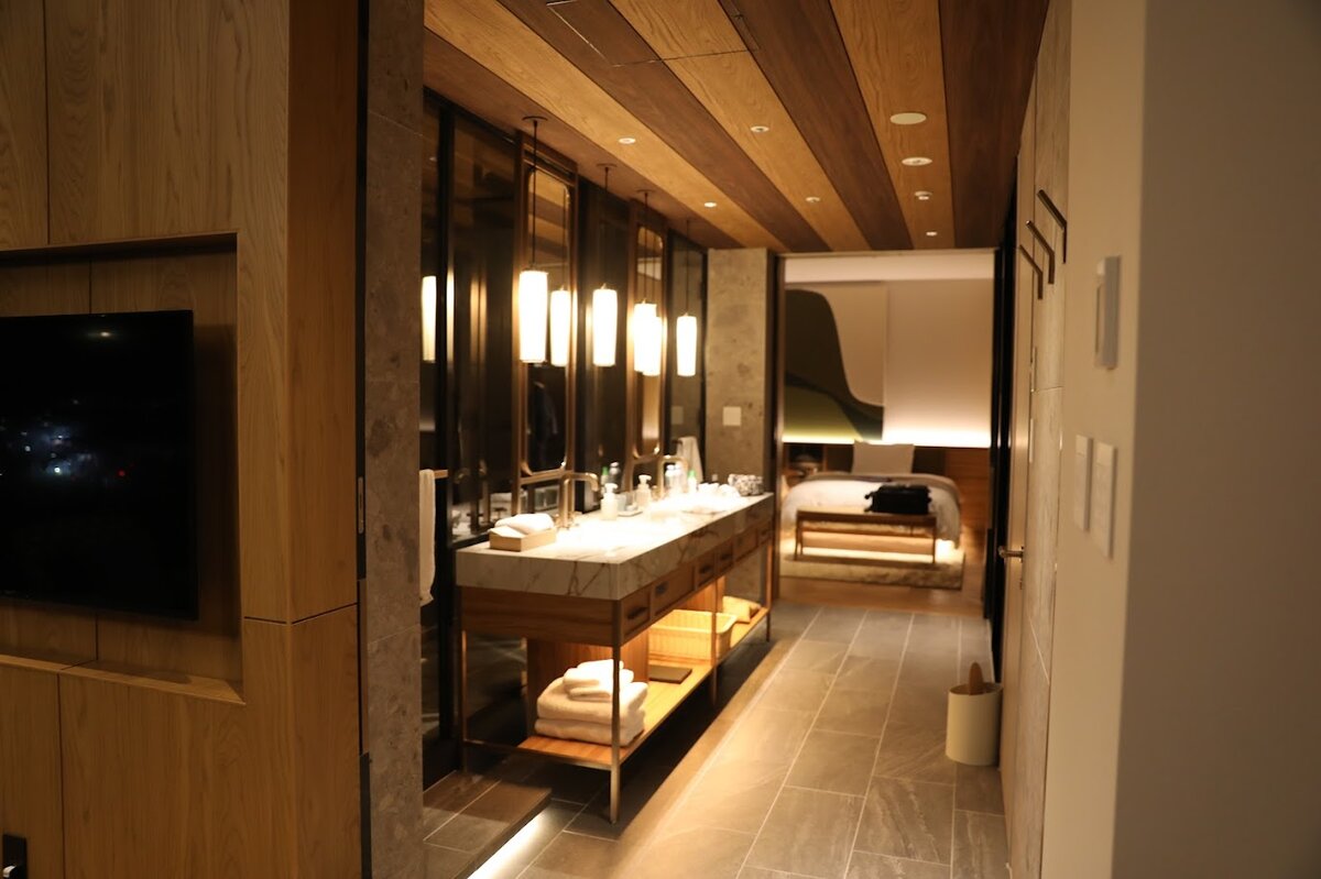 GREENITY IWATA：夜のテラス席と建物