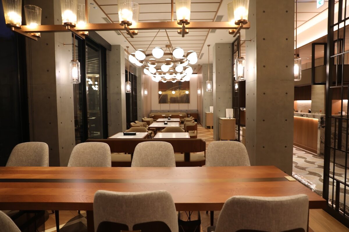 GREENITY IWATA Lounge & Bar：ホテルのロビーとバーカウンター、照明