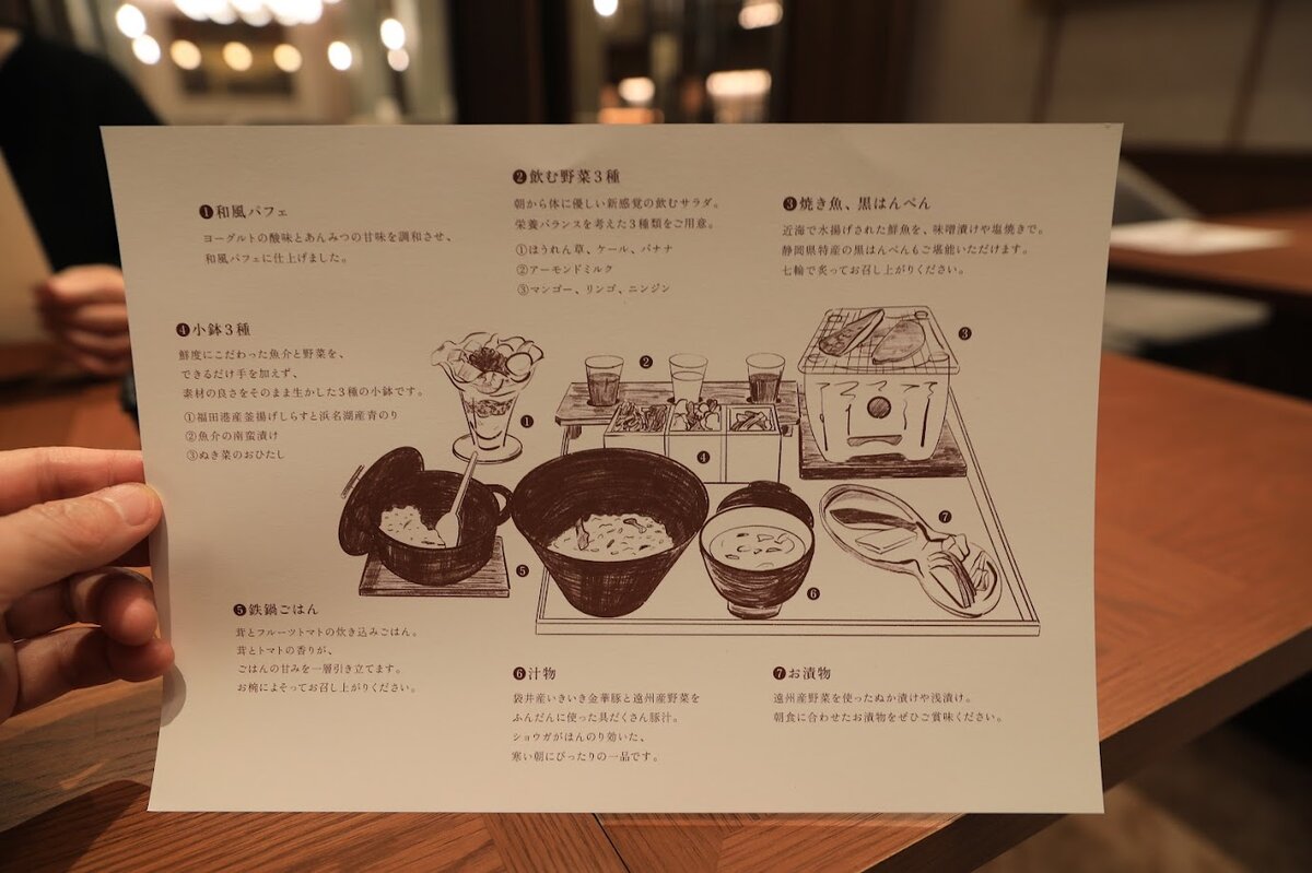 GREENITY IWATA：ホテルの部屋、洗面台とベッドが見える