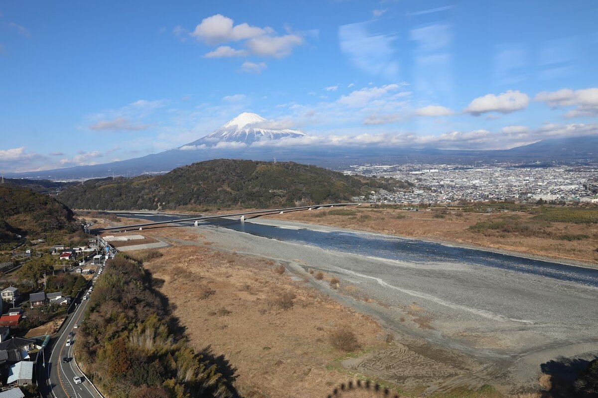 EXPASA富士川 (上り) 東名高速道 フジスカイビュー Fuji Sky View：富士山と河川、街並みの風景