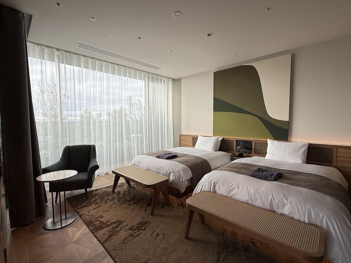 GREENITY IWATA：ホテルの客室、ベッドと家具