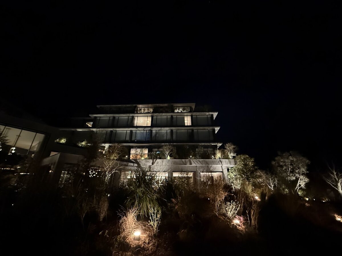 GREENITY IWATA：夜の建物の外観