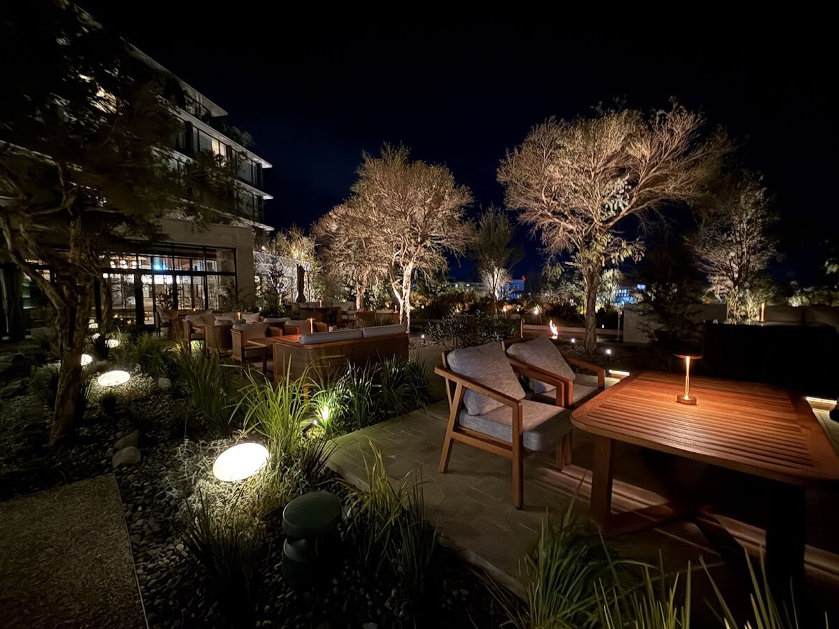 GREENITY IWATA Lounge & Bar：シャンパンとマカロン　ウェルカムドリンク