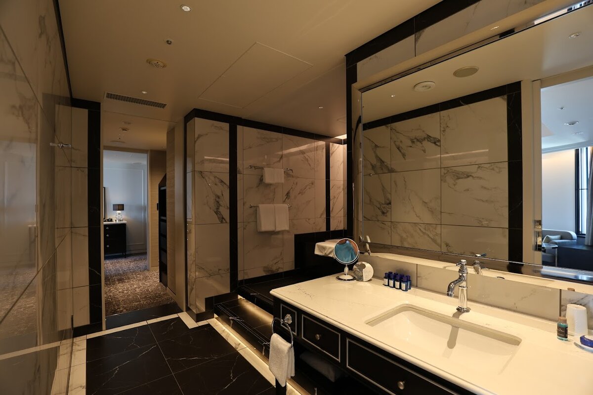 ミネラルウォーター、ワイン、ウイスキー、ポテトチップスなど