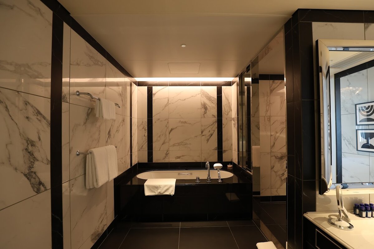 名古屋マリオットアソシアホテル：部屋のテーブルと椅子、メニュー表