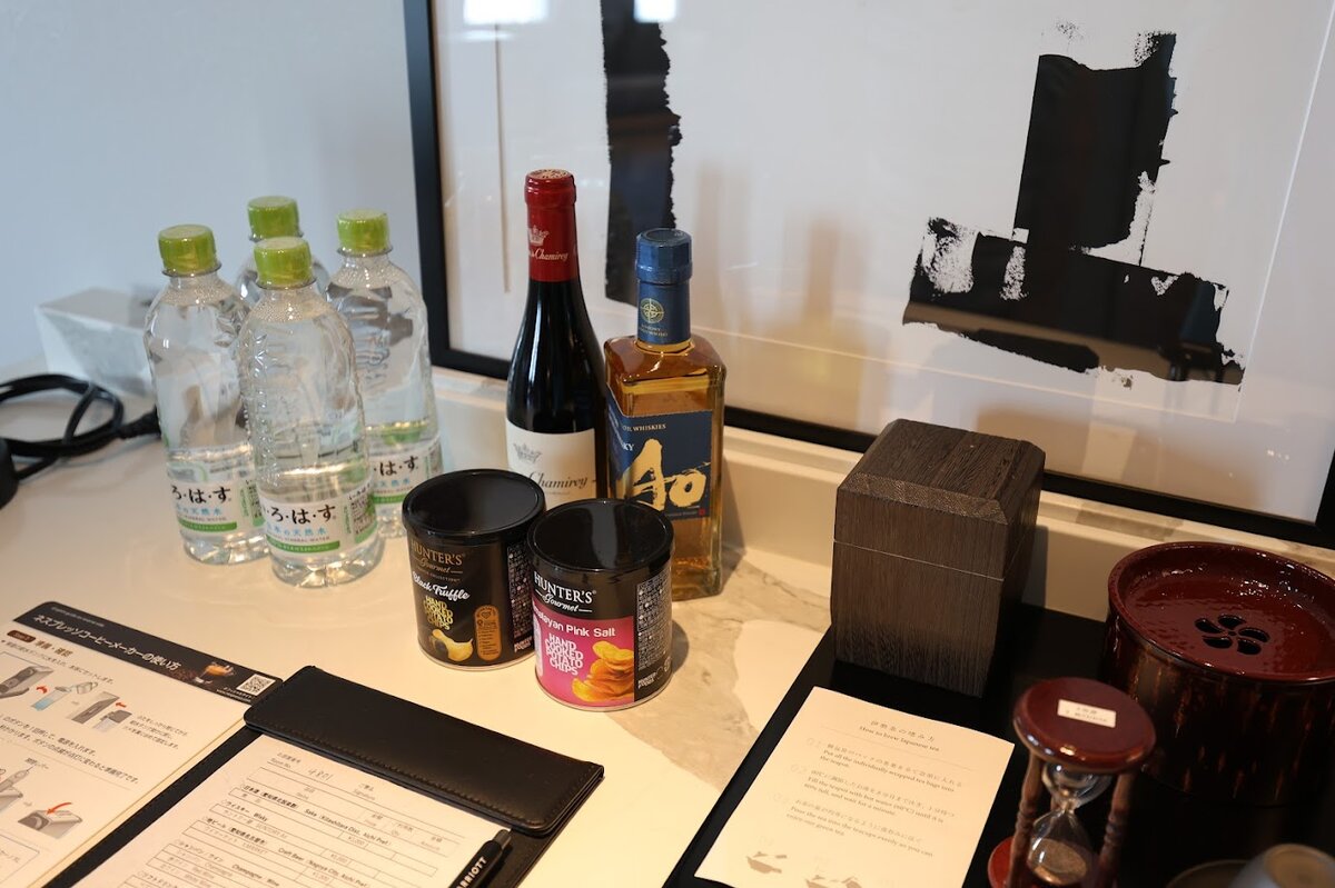 名古屋マリオットアソシアホテル：引き出しの中のアメニティ（紅茶、コーヒー、食器）