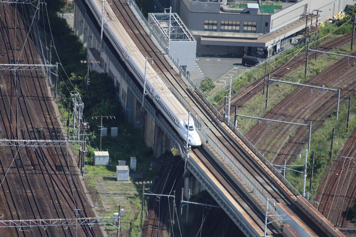 名古屋マリオットアソシアホテル：シャンパングラス、花瓶、テーブル