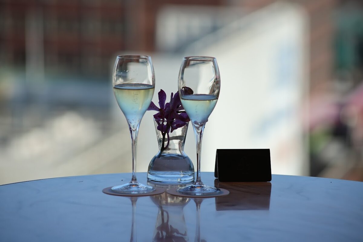 名古屋マリオットアソシアホテル：屋上庭園のレストランと周囲のビル群