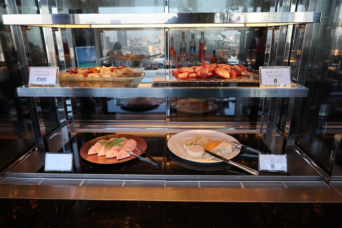 名古屋マリオットアソシアホテル：ビュッフェ形式の料理が並んだショーケース