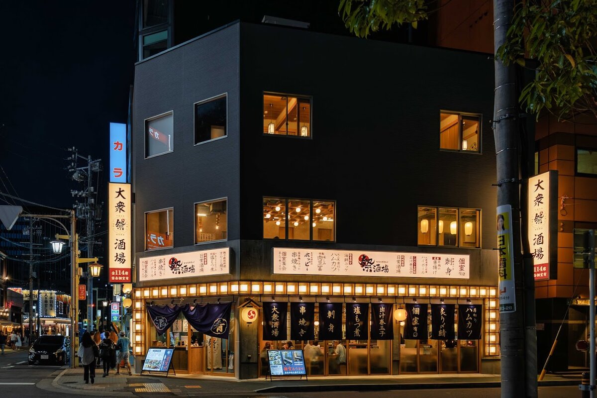 大衆酒場:夜の居酒屋の外観