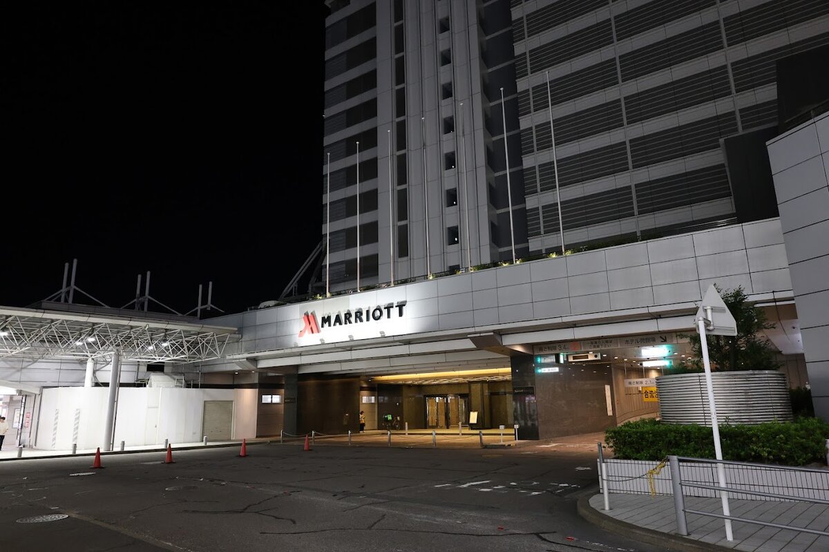 ヒルトン名古屋：都市の風景、ホテルやオフィスビルが並ぶ街並み