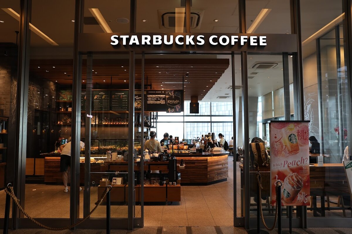 名古屋マリオットアソシアホテル：ビュッフェに並んだスムージーとジュース