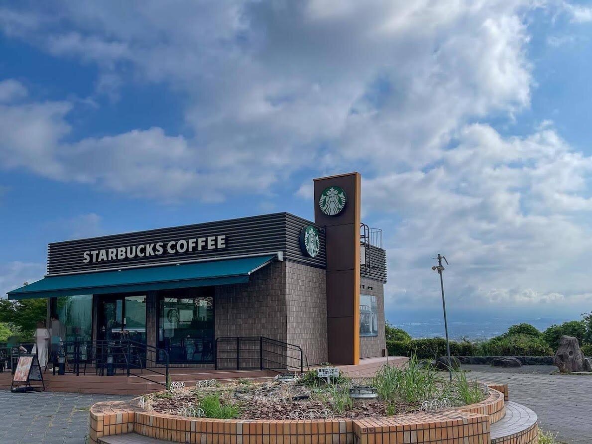 スターバックス コーヒー 富士川サービスエリア(下り線)店:川にかかる橋と緑