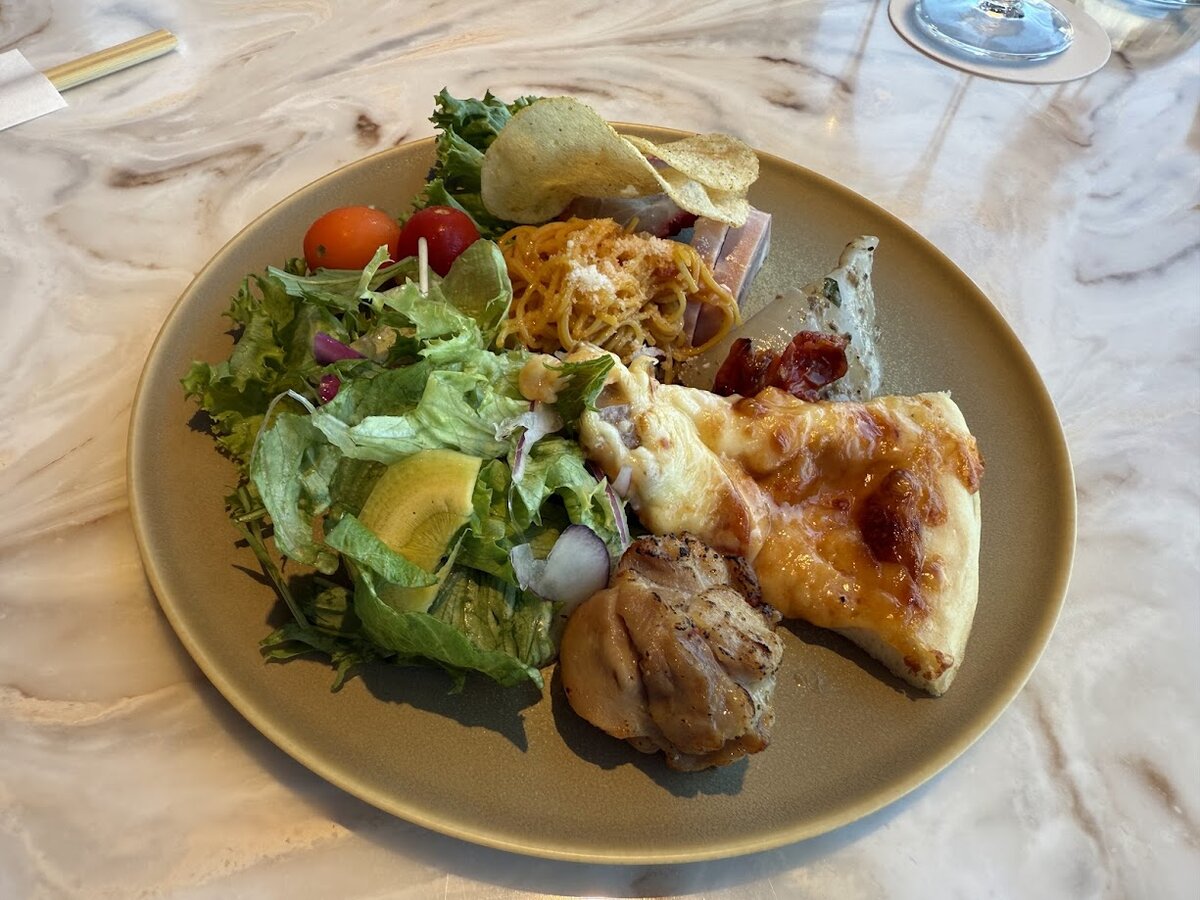 名古屋マリオットアソシアホテル:サラダ、パスタ、ピザ、チキンの盛り合わせ
