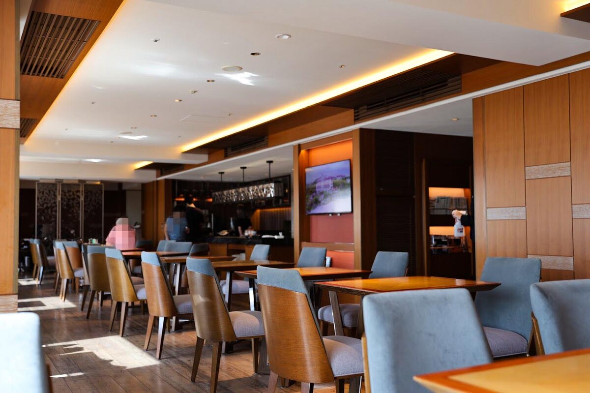 ヒルトン名古屋：ホテルの客室のリビングルーム