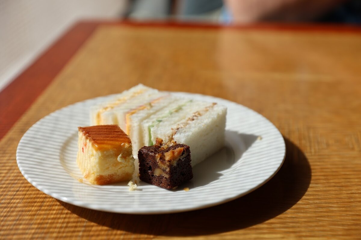 ヒルトン名古屋：ホテルの部屋の内装、ダイニングテーブルとリビングルーム