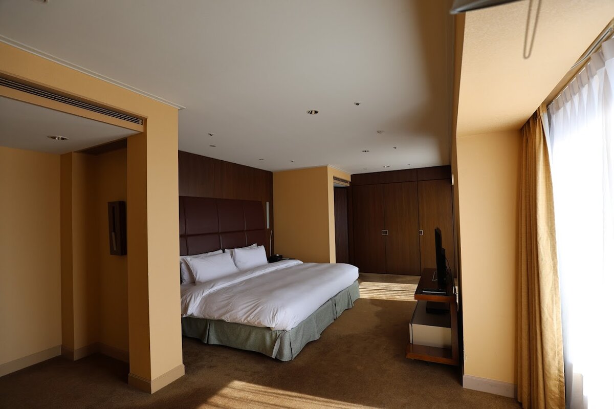 ヒルトン名古屋：高級ホテルのバスルーム、バスタブ、洗面台、鏡。