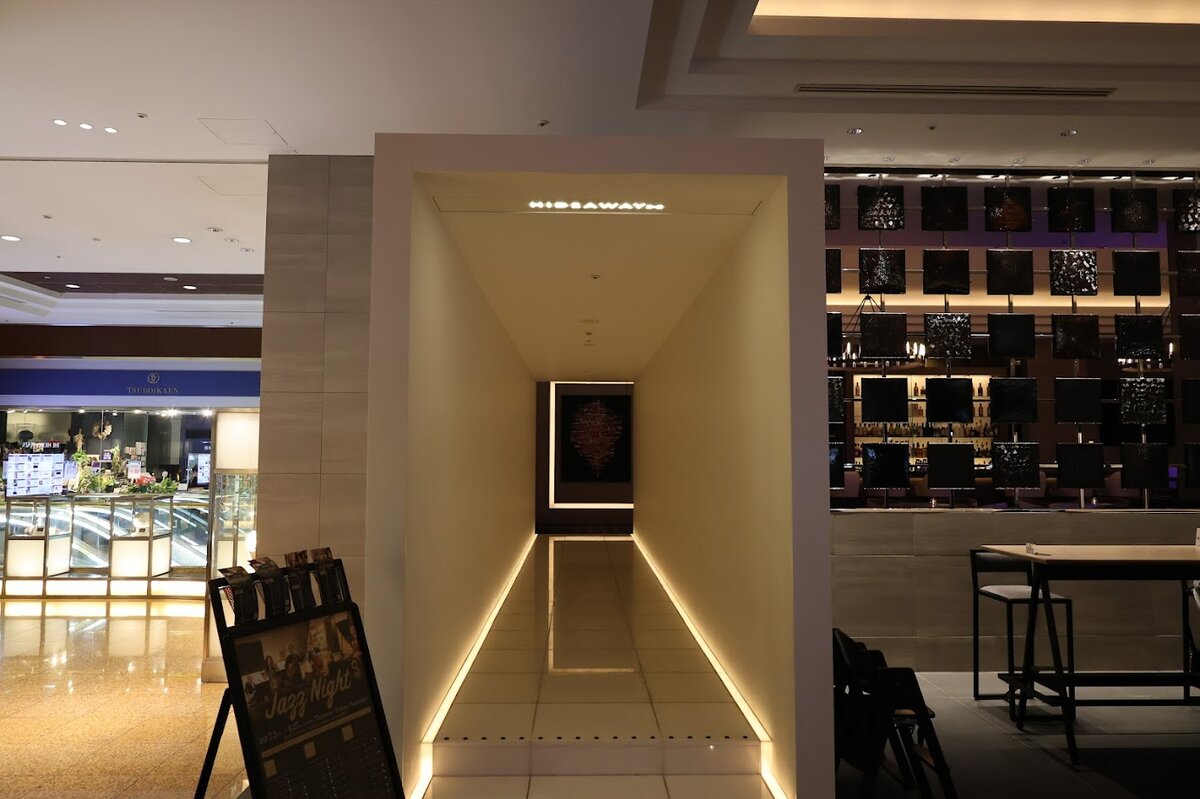 風来坊 伏見駅店　：ジョッキに入ったビールとマカロニサラダ