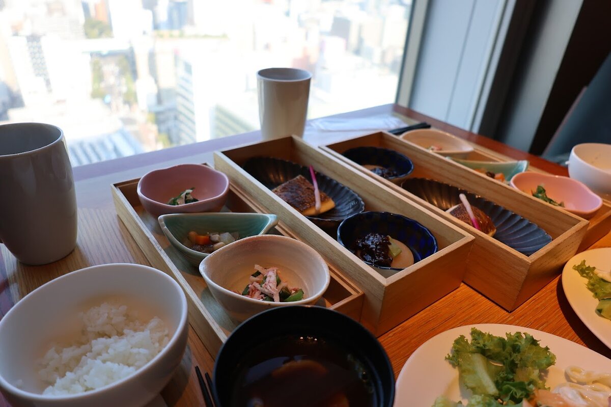 ヒルトン名古屋：赤ワイン、グラス、バーカウンター