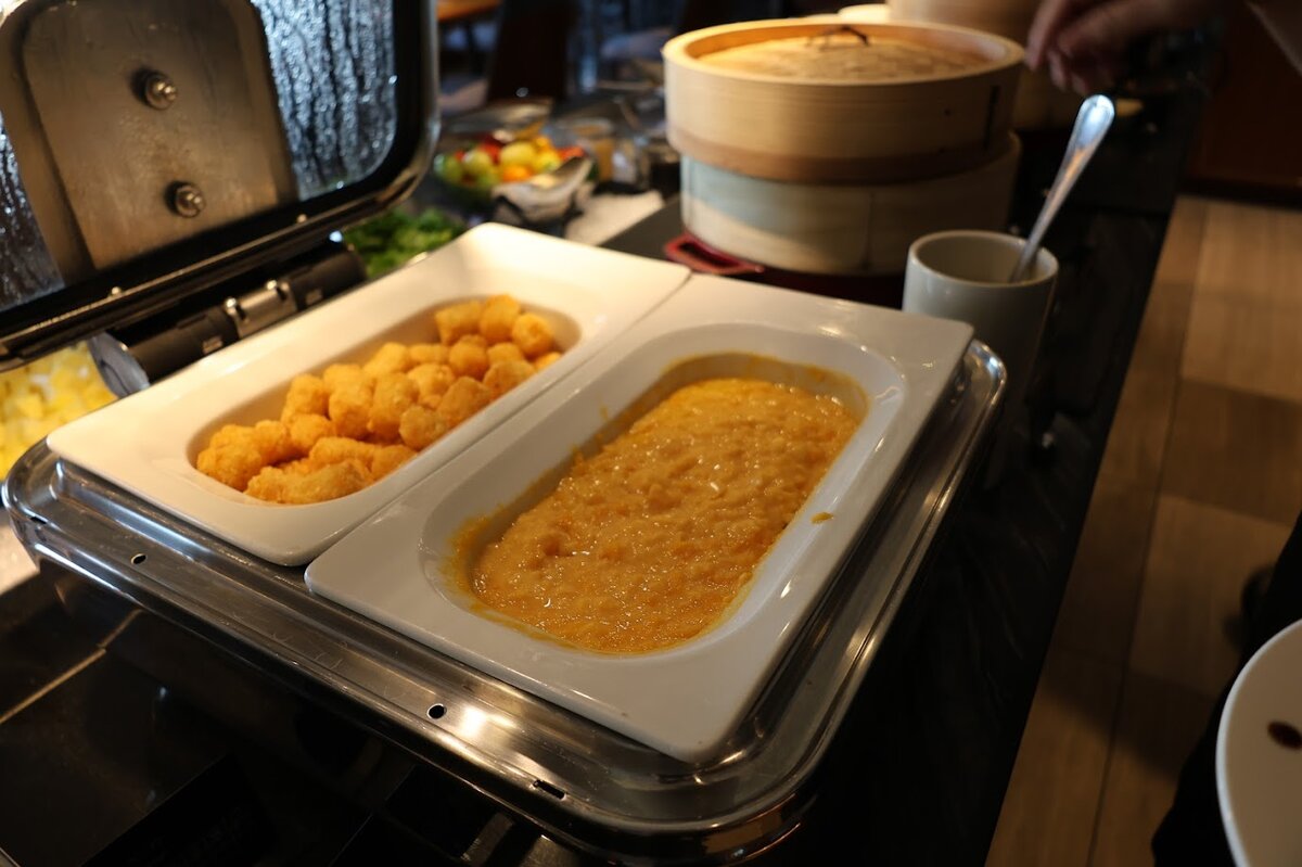 ヒルトン名古屋：揚げ物料理、トング、皿