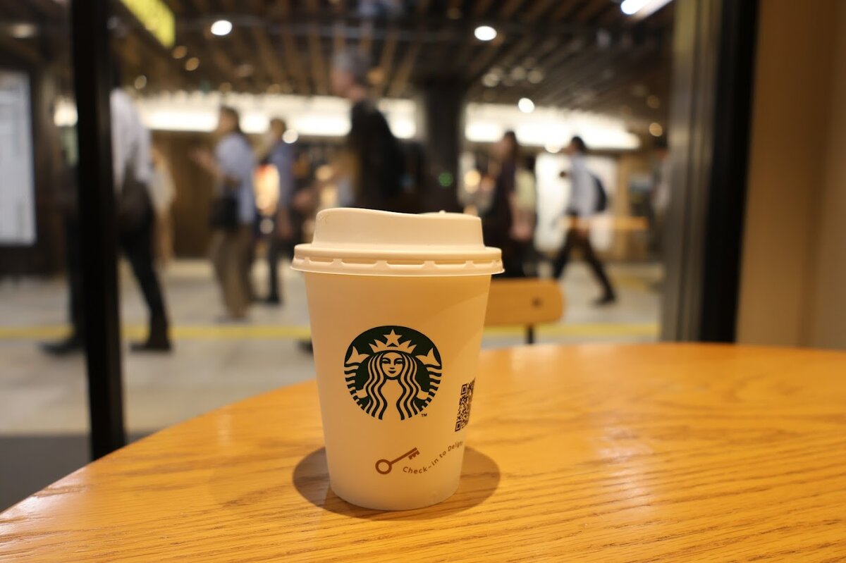 スターバックス コーヒー 名古屋 伏見 ＡＴビル店：スターバックスの店舗外観とテラス席