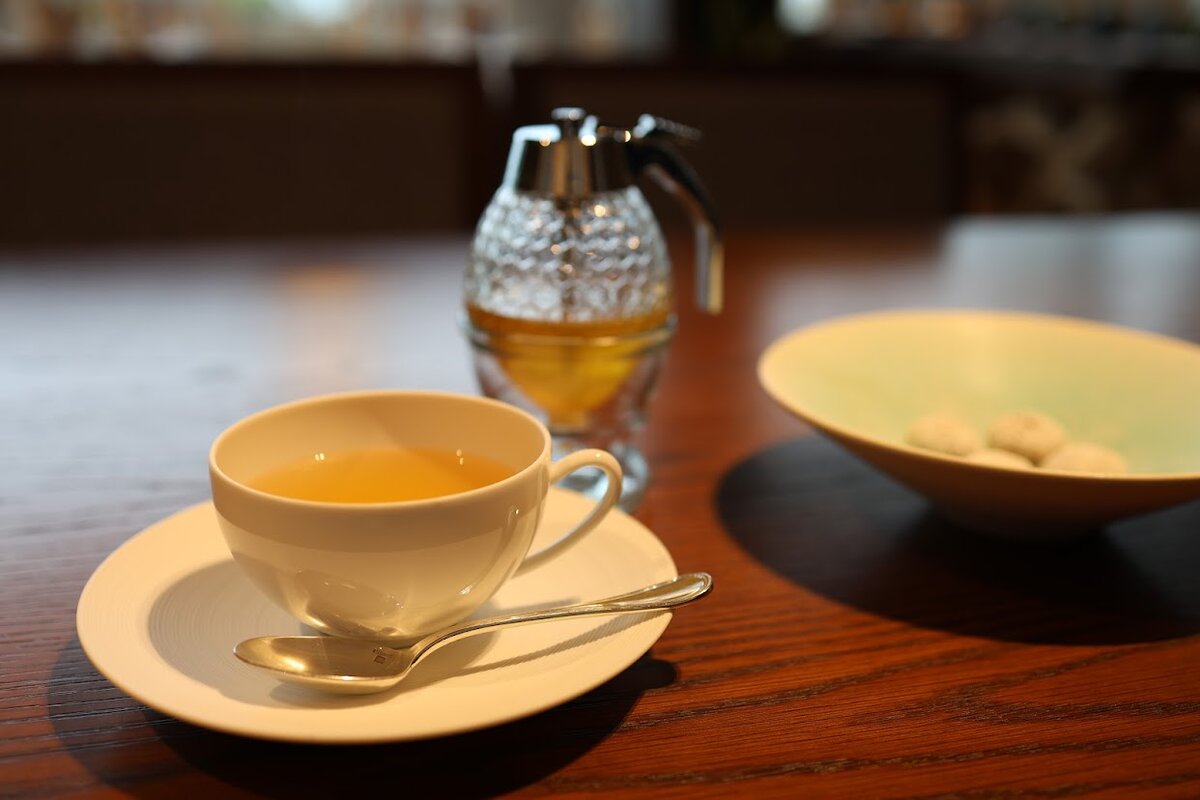 UMITO KAMAKURA KOSHIGOE：テーブル上の紅茶、シュガーポット、菓子