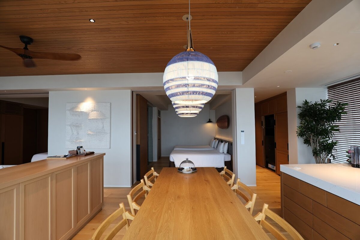 UMITO KAMAKURA KOSHIGOE：室内のダイニングテーブルと海の景色